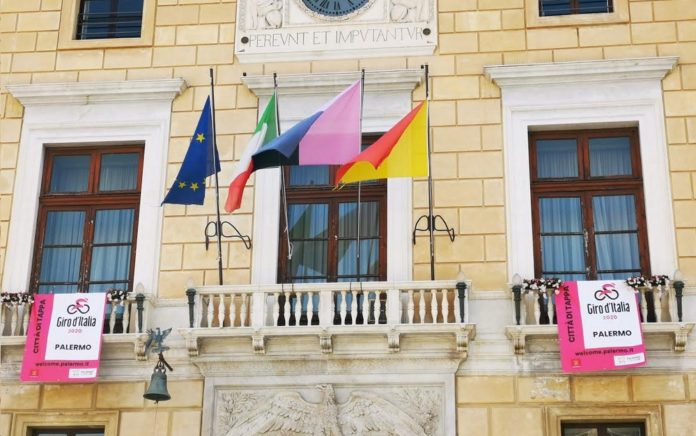 balconi in rosa a palazzo delle aquile