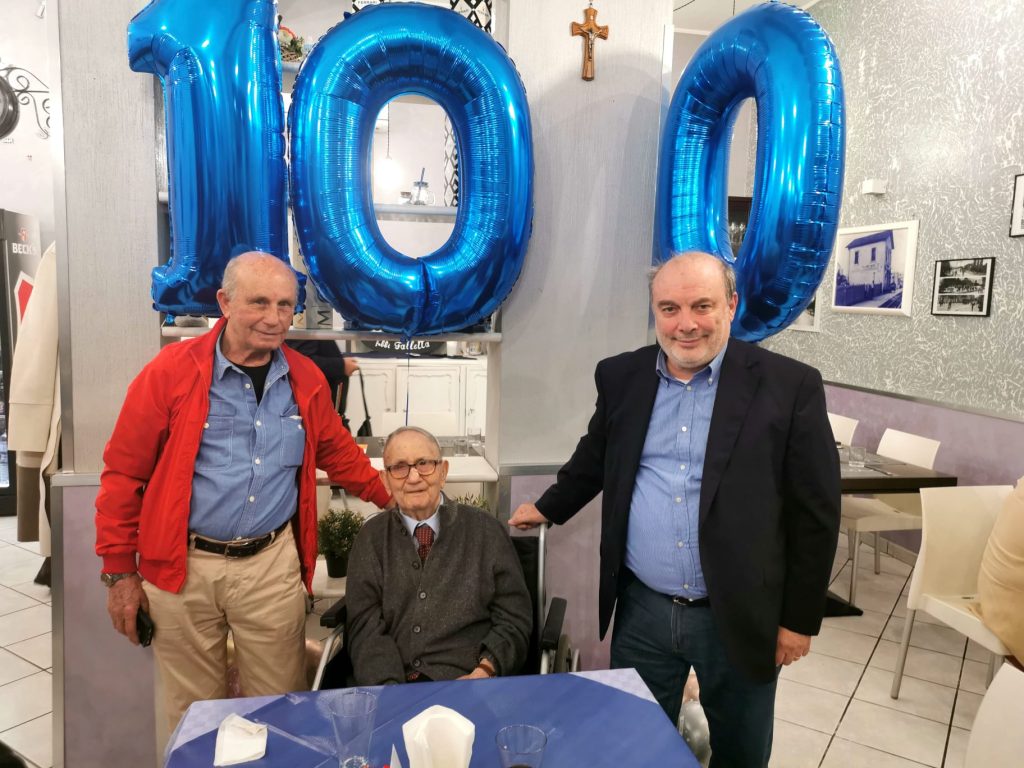 Festeggiamenti 100 anni Angelo Cannonito. A sinistra della foto il figlio e a destra Sergio Quartana