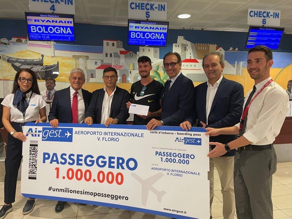 Aeroporto Vincenzo Florio Trapani Birgi - premiazione milionesimo passeggero 2023
