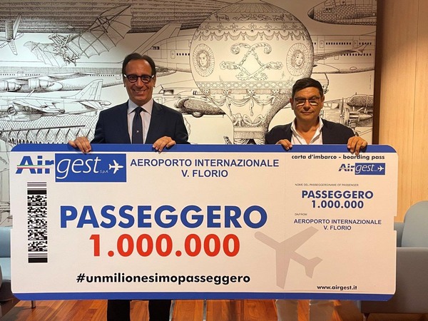 L'assessore regionale ai Trasporti Alessandro Aricò e il presidente di Airgest, società di gestione dell'aeroporto di Trapani Birgi, Salvatore Ombra