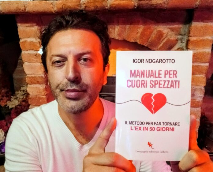 Igor Nogarotto con il Manuale per cuori spezzati